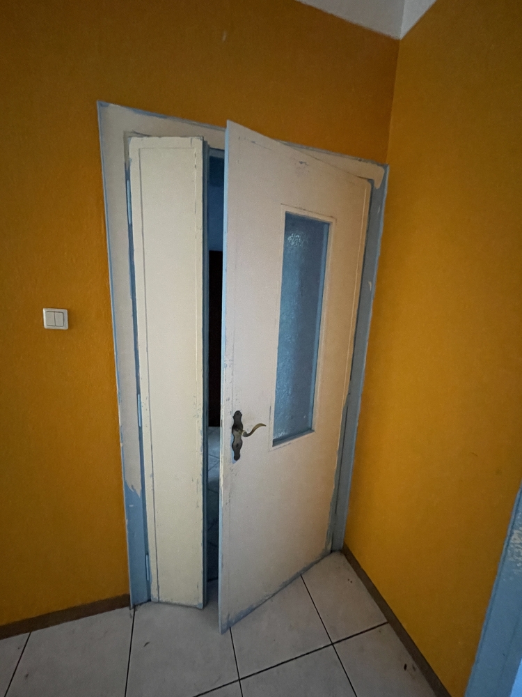 porte intérieure vitrée blanche et bleue en bois