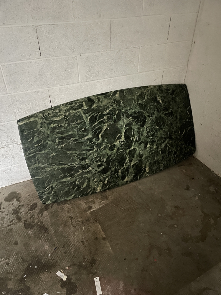 plateau en marbre vert foncé
